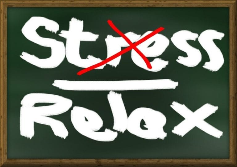 Estrés tachado y relax en una pizarra sobre efectos secundarios del neurofeedback