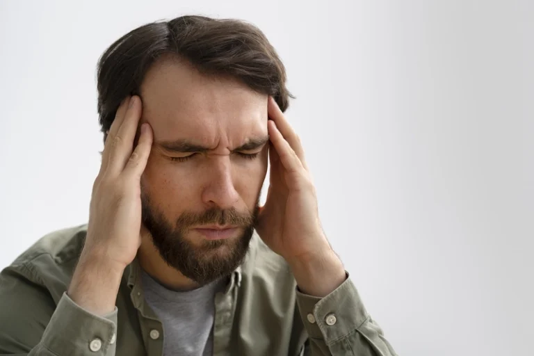 hombre-joven-sufriendo-de-dolor-de-cabeza