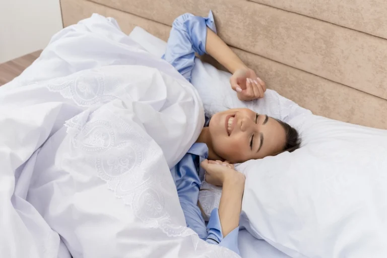 Persona descansando tras recuperar su ritmo natural de sueño en Madrid